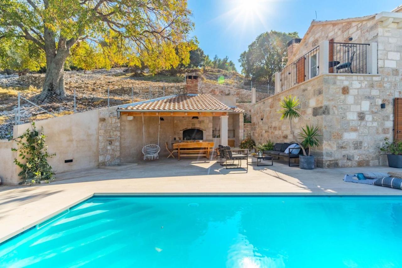 פוסטיר New Villa Ani! Traditional And Luxurious 4-Bedroom Villa With Heated Pool And Sea Views מראה חיצוני תמונה