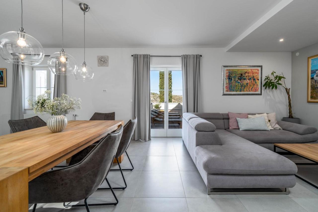 פוסטיר New Villa Ani! Traditional And Luxurious 4-Bedroom Villa With Heated Pool And Sea Views מראה חיצוני תמונה