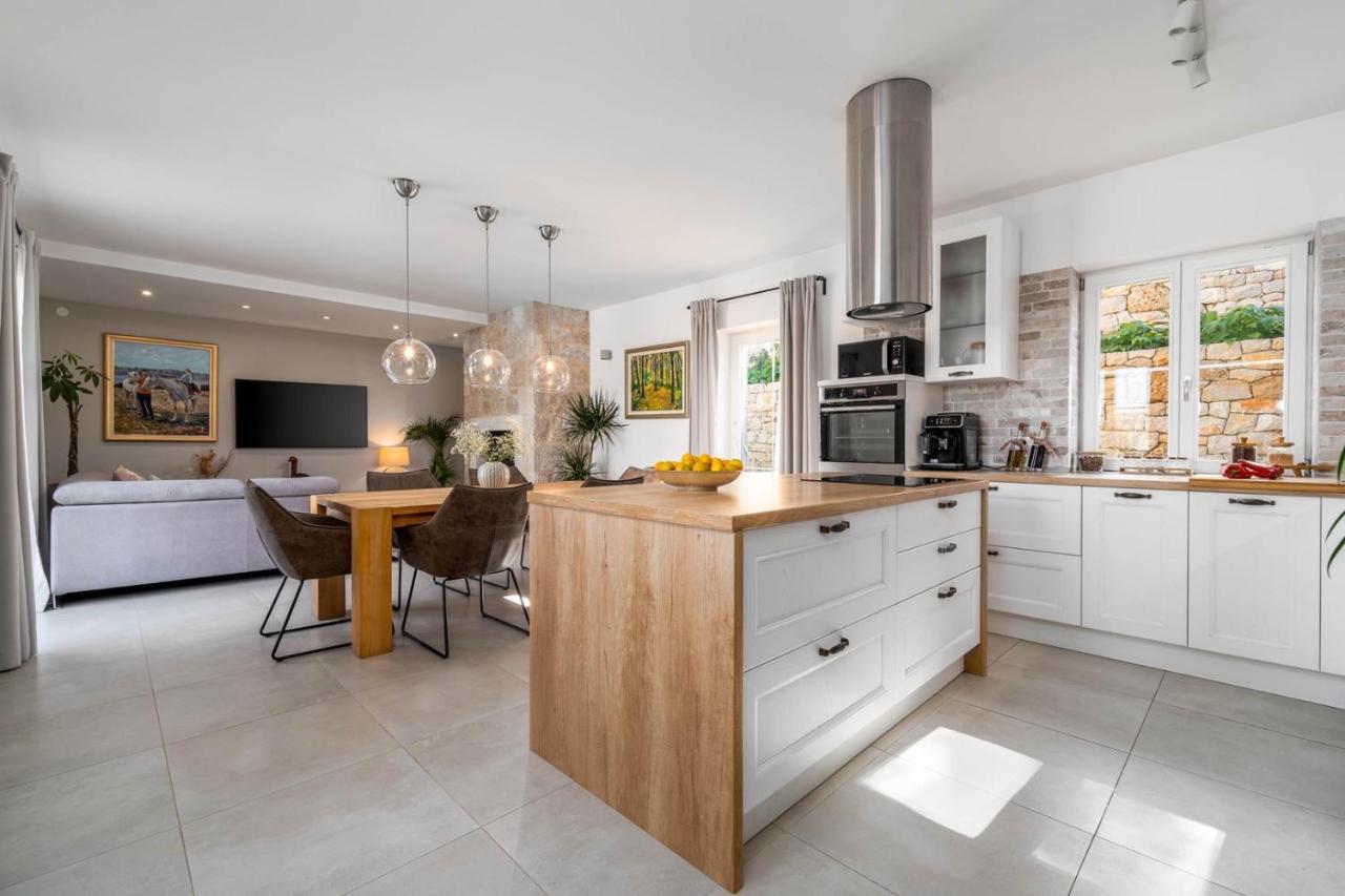 פוסטיר New Villa Ani! Traditional And Luxurious 4-Bedroom Villa With Heated Pool And Sea Views מראה חיצוני תמונה