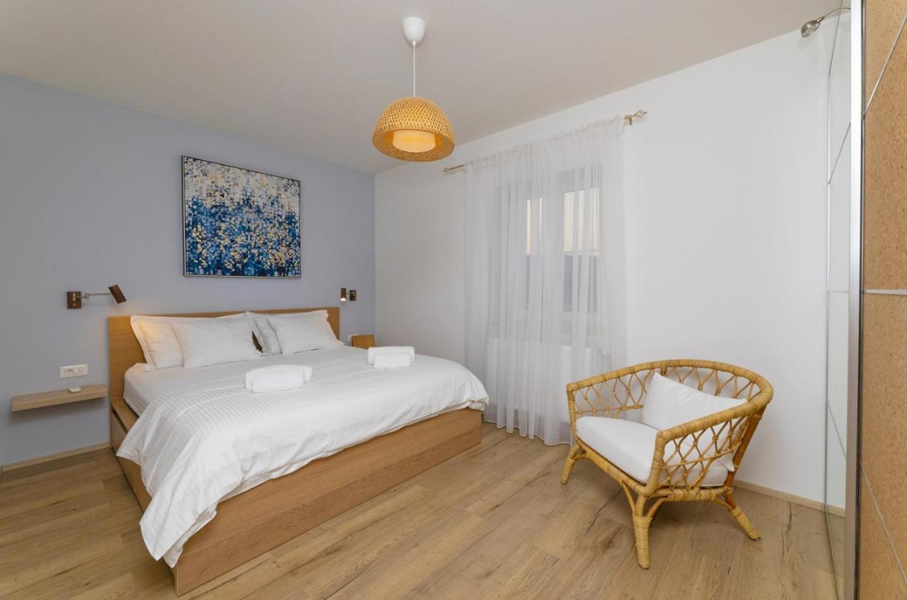 פוסטיר New Villa Ani! Traditional And Luxurious 4-Bedroom Villa With Heated Pool And Sea Views מראה חיצוני תמונה